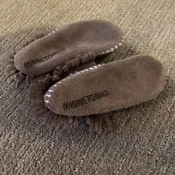 NWOT - Toddler Minnetonka Gray Moccasin- Size 4 - Picture 3 of 7